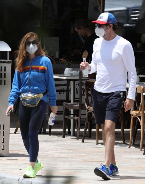 Isla Fisher with her husband Sacha Baron Cohen Out for Breakfast in Sydney 11/24/2020 4