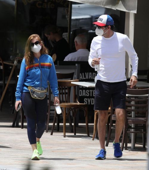 Isla Fisher with her husband Sacha Baron Cohen Out for Breakfast in Sydney 11/24/2020 2