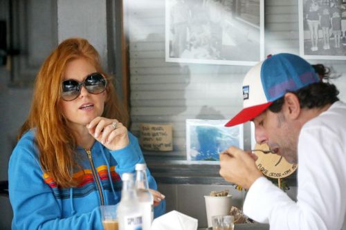 Isla Fisher with her husband Sacha Baron Cohen Out for Breakfast in Sydney 11/24/2020 9