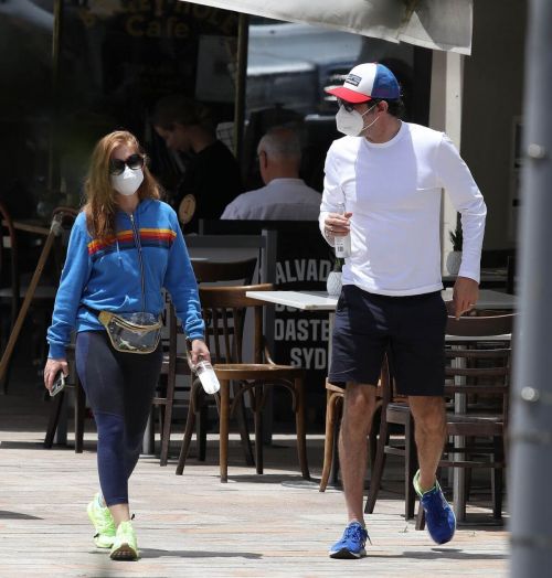 Isla Fisher with her husband Sacha Baron Cohen Out for Breakfast in Sydney 11/24/2020 10