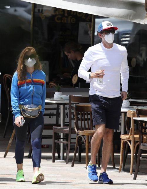 Isla Fisher with her husband Sacha Baron Cohen Out for Breakfast in Sydney 11/24/2020 10