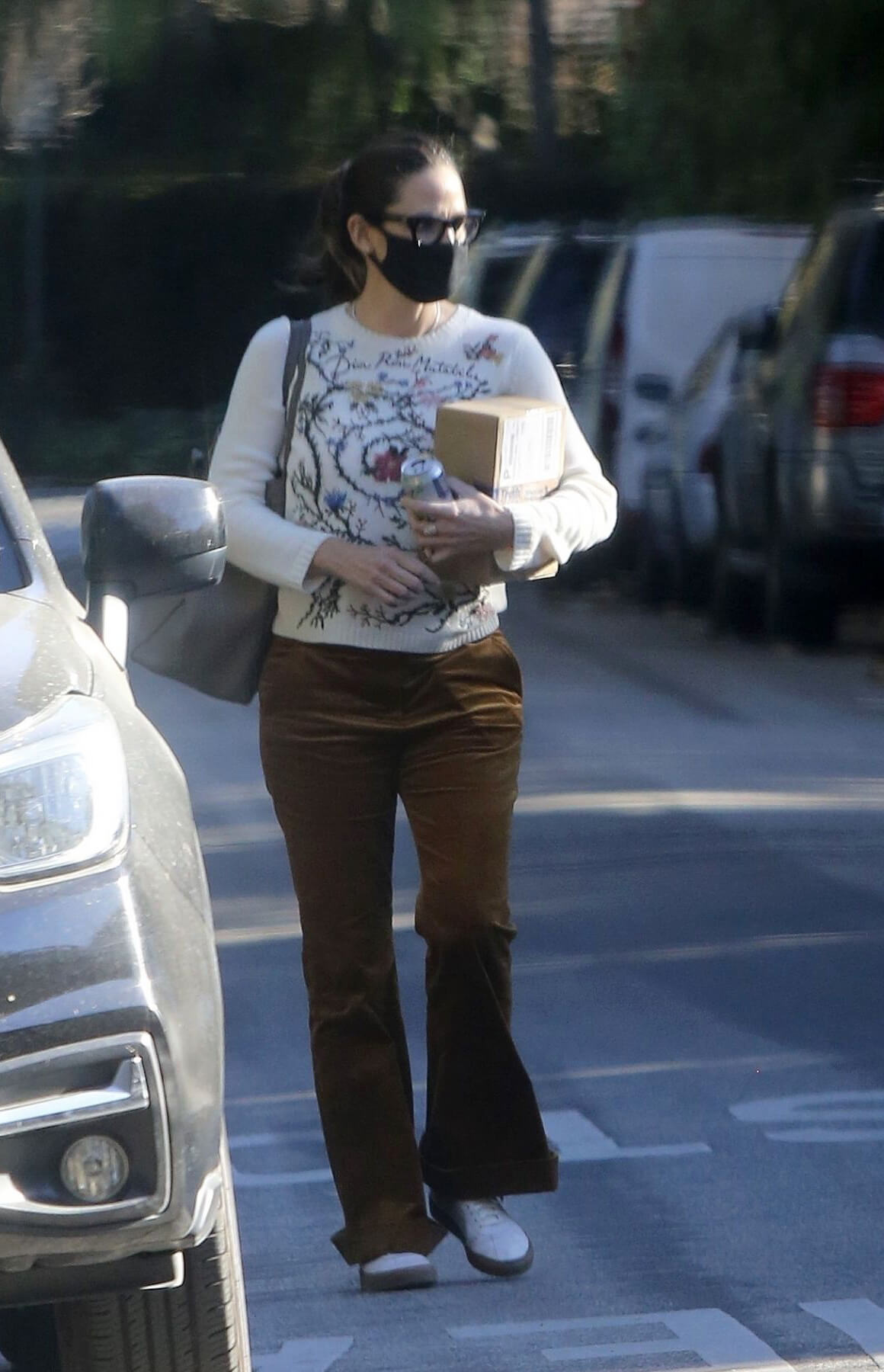 Jennifer Garner seen in Brown Pants Out and About in Brentwood 12/03/2020