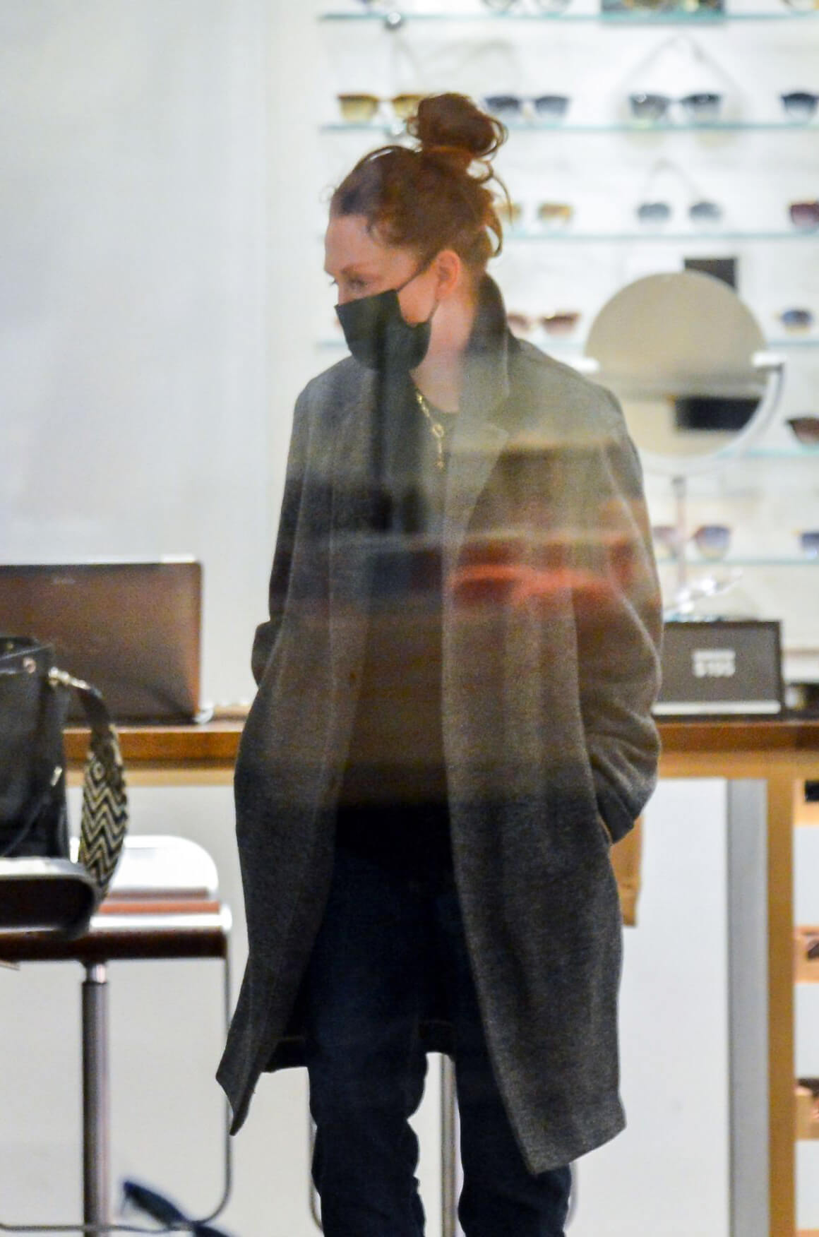 Julianne Moore Shopping for Eyeglasses Shop in New York 12/03/2020