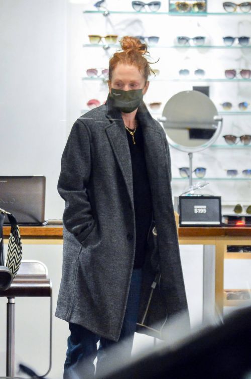 Julianne Moore Shopping for Eyeglasses Shop in New York 12/03/2020 1