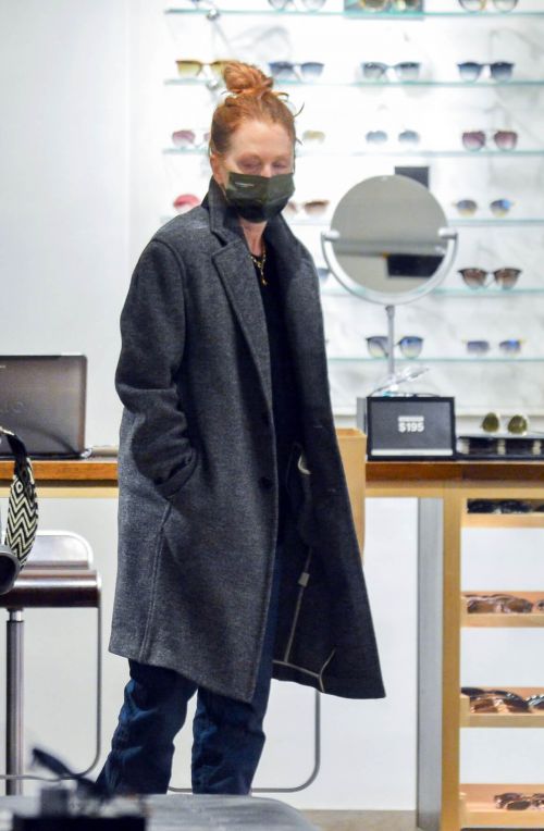 Julianne Moore Shopping for Eyeglasses Shop in New York 12/03/2020