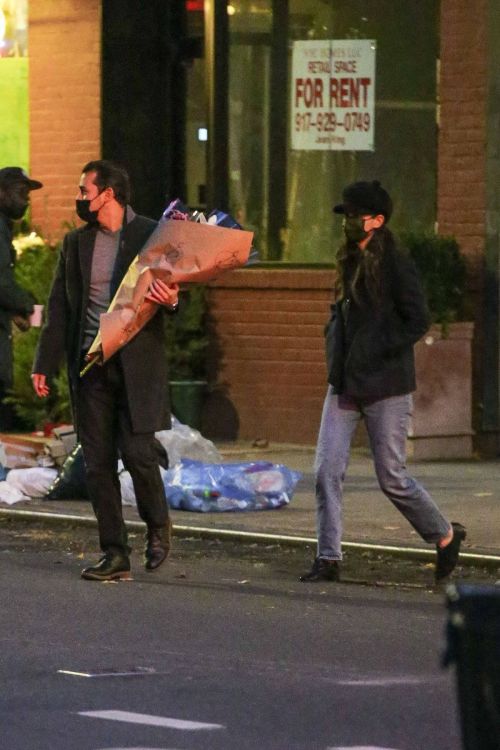 Katie Holmes and Emilio Vitolo Jr Out Shopping Flowers in New York 11/25/2020 2