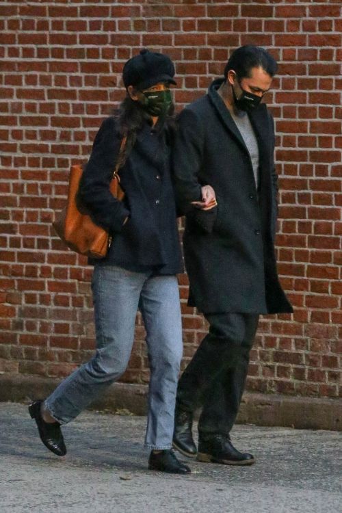 Katie Holmes and Emilio Vitolo Jr Out Shopping Flowers in New York 11/25/2020 7
