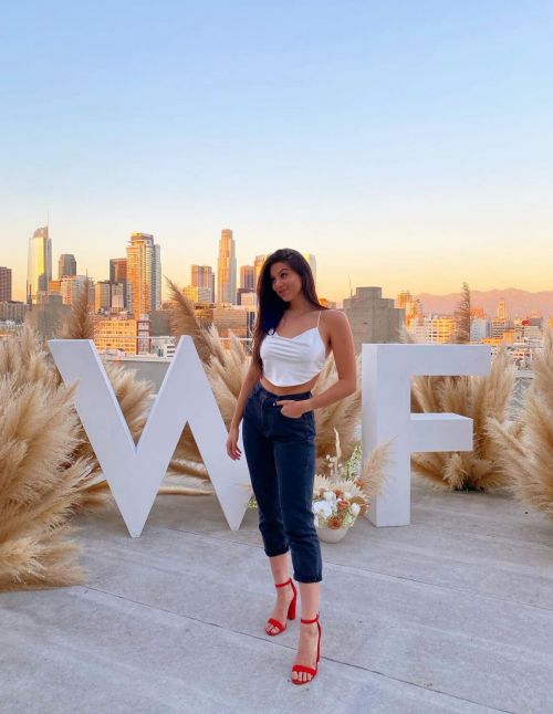 Kira Kosarin flashes her abs in Beautiful Outfit Photos 12/04/2020 1