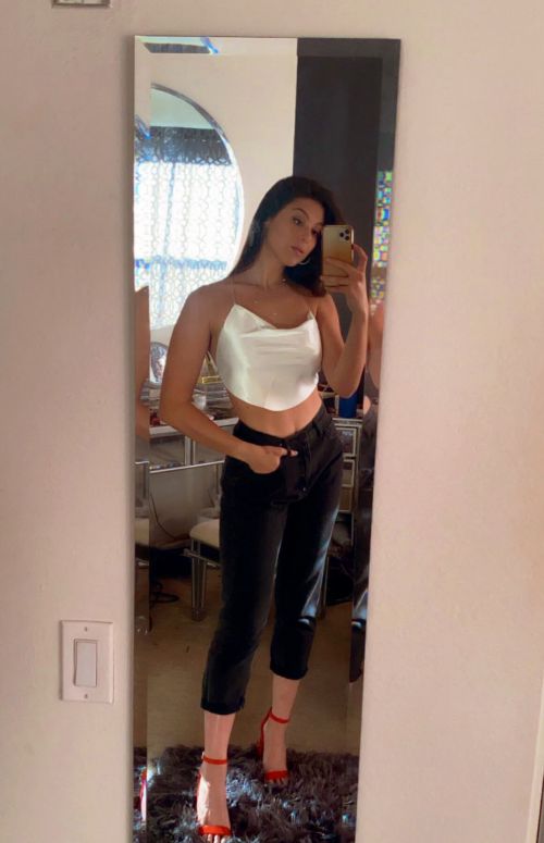 Kira Kosarin flashes her abs in Beautiful Outfit Photos 12/04/2020 2