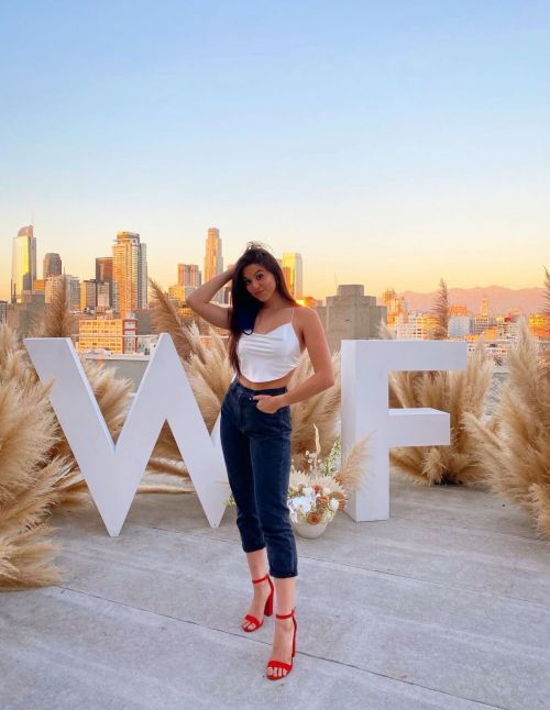 Kira Kosarin flashes her abs in Beautiful Outfit Photos 12/04/2020 3