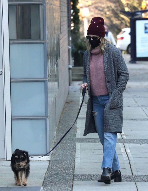 Lili Reinhart Out with Her Dog in Vancouver 12/05/2020 4