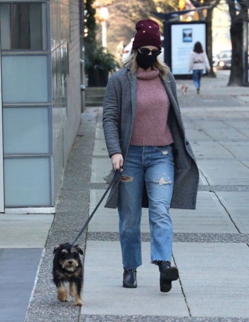 Lili Reinhart Out with Her Dog in Vancouver 12/05/2020 5