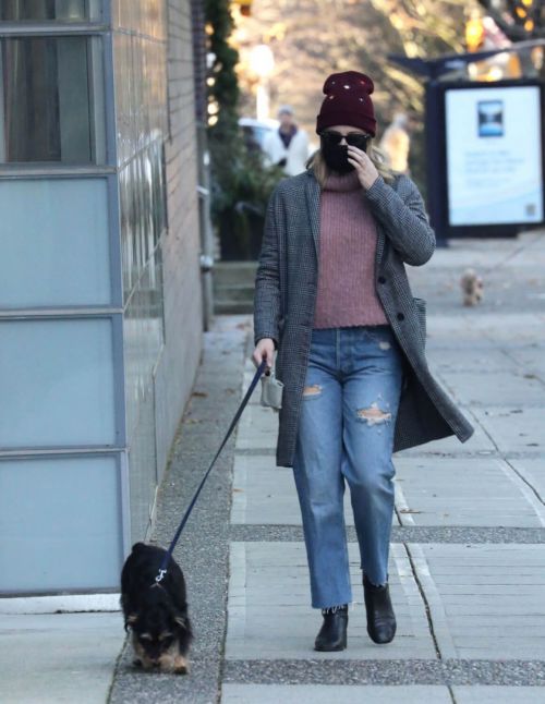 Lili Reinhart Out with Her Dog in Vancouver 12/05/2020 2