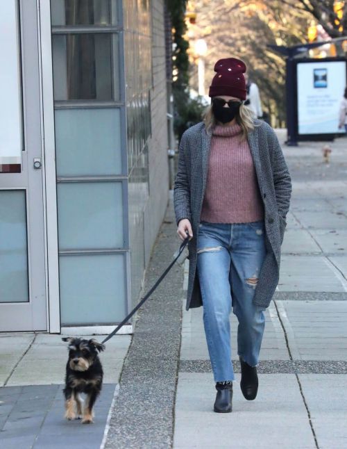 Lili Reinhart Out with Her Dog in Vancouver 12/05/2020 8