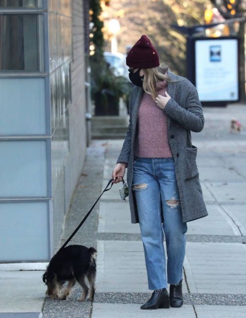 Lili Reinhart Out with Her Dog in Vancouver 12/05/2020 3