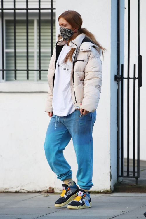 Maisie Smith Arrives at Strictly Come Dancing Rehearsals in London 11/26/2020 1
