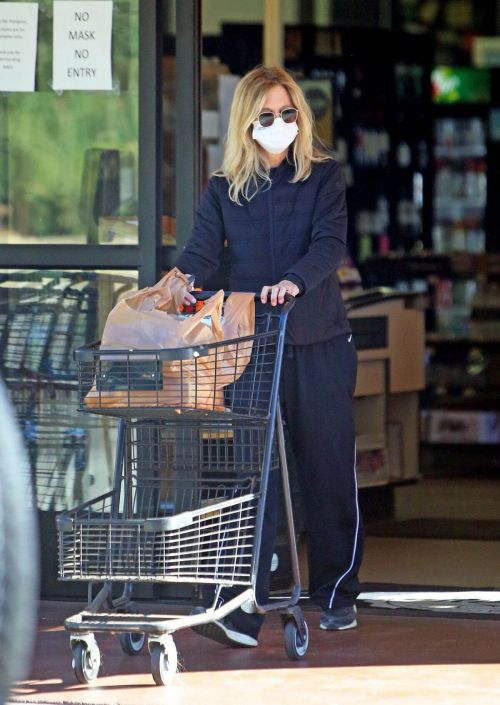 Meg Ryan in Puffer Jacket and Track Paints Out Shopping in Santa Monica 11/24/2020 1