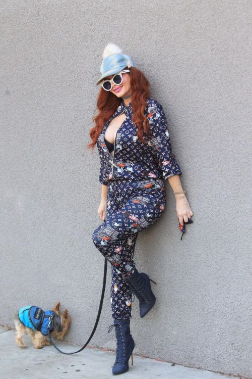 Phoebe Price Out with Her Dog Henry in Hollywood 11/24/2020 2