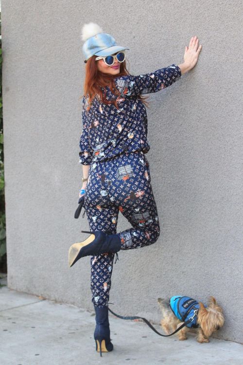 Phoebe Price Out with Her Dog Henry in Hollywood 11/24/2020 4