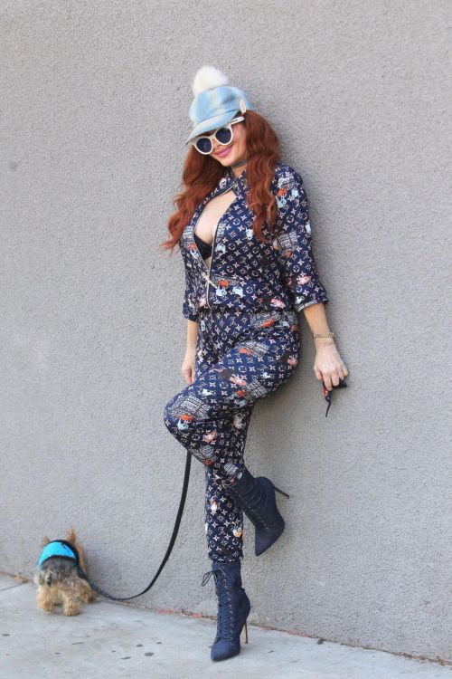 Phoebe Price Out with Her Dog Henry in Hollywood 11/24/2020 6
