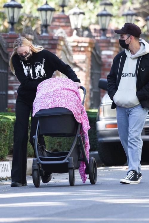 Sophie Turner and Joe Jonas Out with Their Daughter Willa Jonas in Los Angeles 11/24/2020 5