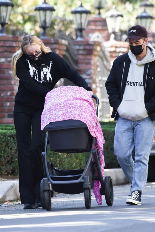 Sophie Turner and Joe Jonas Out with Their Daughter Willa Jonas in Los Angeles 11/24/2020 7
