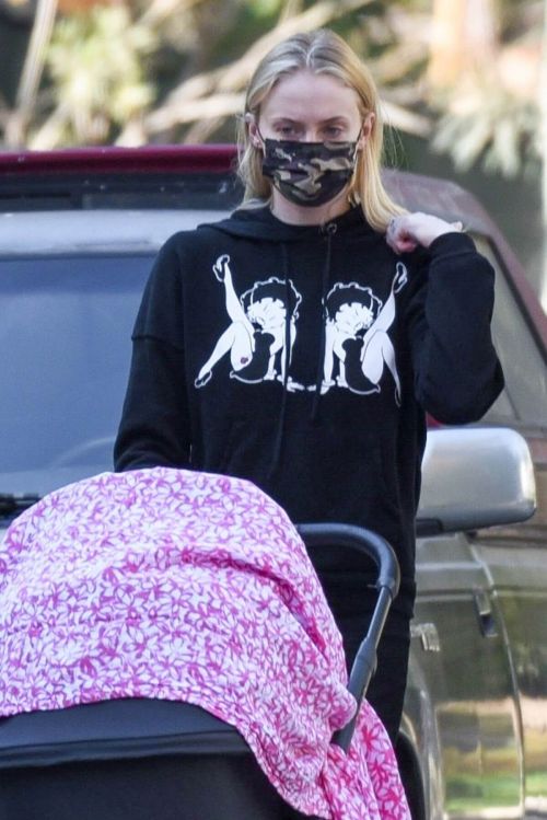 Sophie Turner and Joe Jonas Out with Their Daughter Willa Jonas in Los Angeles 11/24/2020 3
