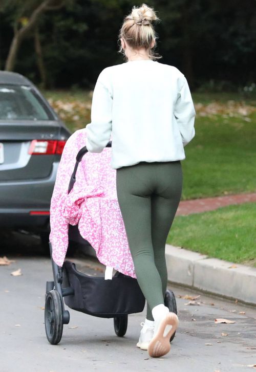 Sophie Turner in Tights Out with Daughter Willa Jonas in Los Angeles 11/24/2020