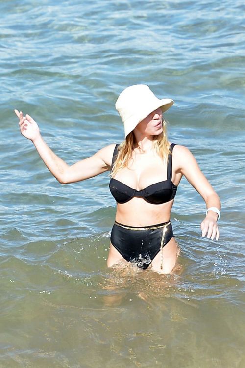Sydney Sweeney in Black Bikini at a Beach in Hawaii 11/24/2020 3
