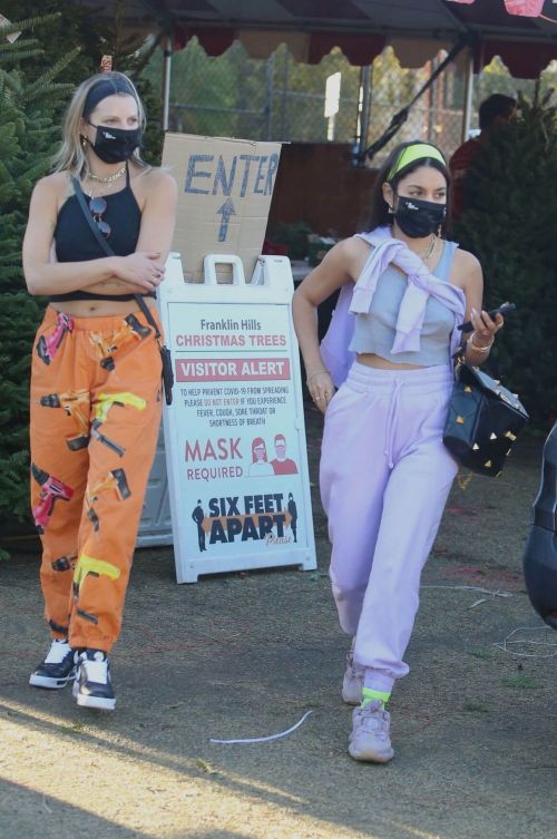 Vanessa Hudgens and GG Magree Shopping for a Christmas Tree in Los Angeles 12/05/2020 1