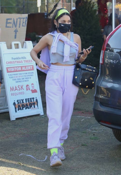 Vanessa Hudgens and GG Magree Shopping for a Christmas Tree in Los Angeles 12/05/2020 4