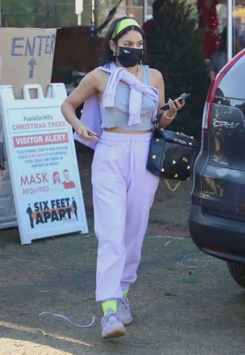 Vanessa Hudgens and GG Magree Shopping for a Christmas Tree in Los Angeles 12/05/2020 2