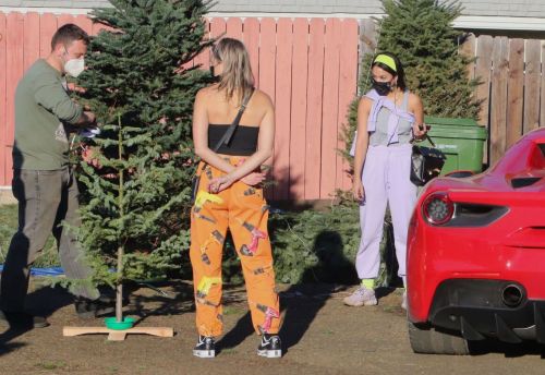 Vanessa Hudgens and GG Magree Shopping for a Christmas Tree in Los Angeles 12/05/2020 6