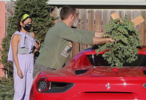 Vanessa Hudgens and GG Magree Shopping for a Christmas Tree in Los Angeles 12/05/2020 7