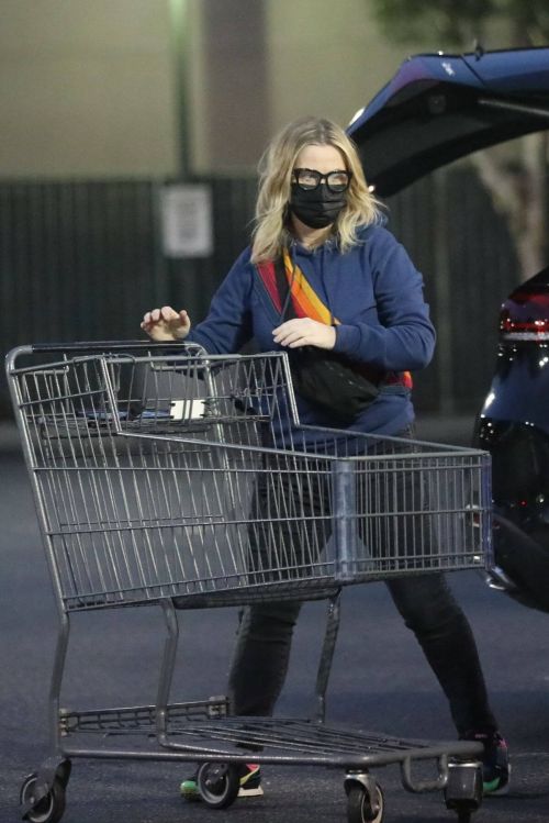 Actress Amy Poehler Shopping at Bristol Farms in Beverly Hills 02/11/2021 2
