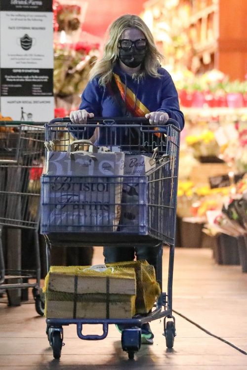 Actress Amy Poehler Shopping at Bristol Farms in Beverly Hills 02/11/2021 5