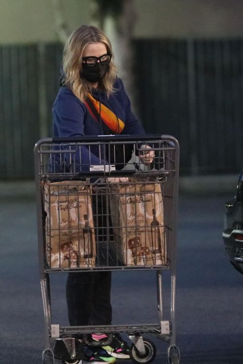 Actress Amy Poehler Shopping at Bristol Farms in Beverly Hills 02/11/2021 4