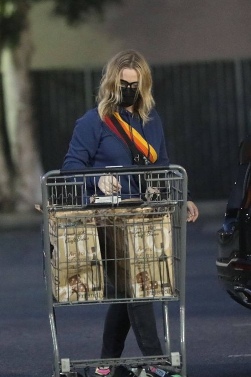 Actress Amy Poehler Shopping at Bristol Farms in Beverly Hills 02/11/2021 5