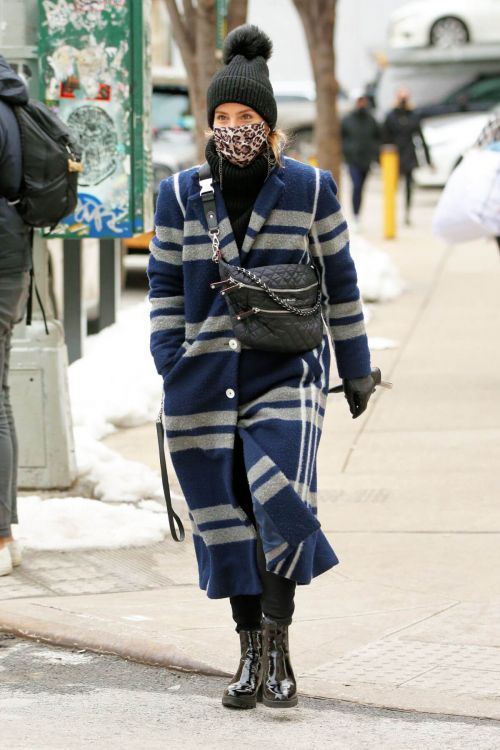 Dianna Agron Wearing in Extra Over Coat with Printed Mask Out in New York 02/10/2021 3
