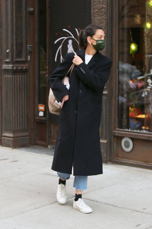Katie Holmes in a Face Mask and Long Coat Out and About in New York 02/10/2021