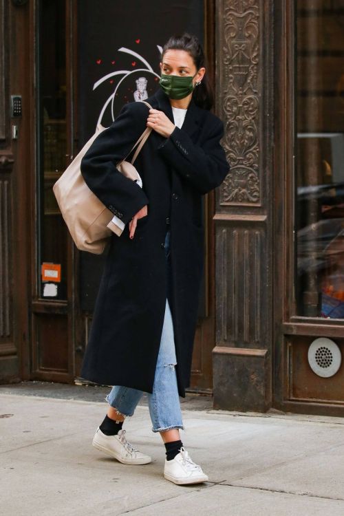 Katie Holmes in a Face Mask and Long Coat Out and About in New York 02/10/2021