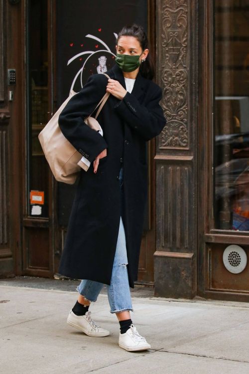 Katie Holmes in a Face Mask and Long Coat Out and About in New York 02/10/2021 1