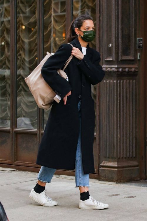Katie Holmes in a Face Mask and Long Coat Out and About in New York 02/10/2021 3