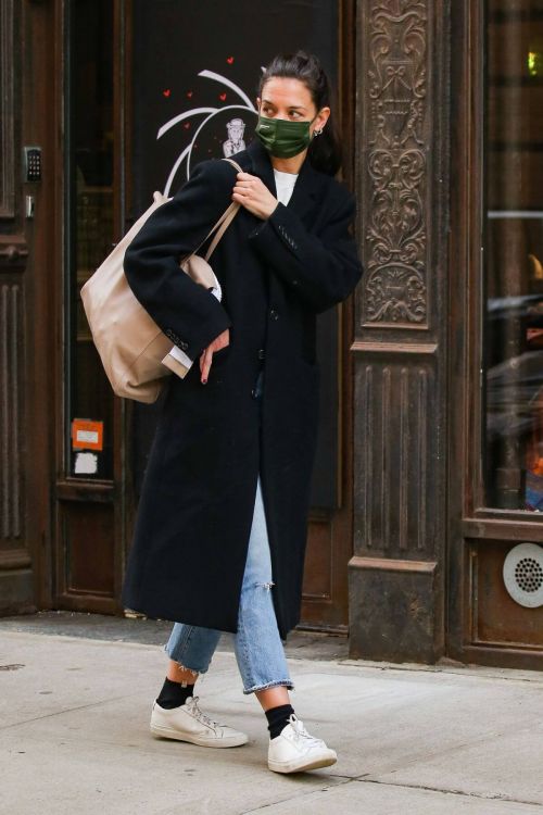 Katie Holmes in a Face Mask and Long Coat Out and About in New York 02/10/2021