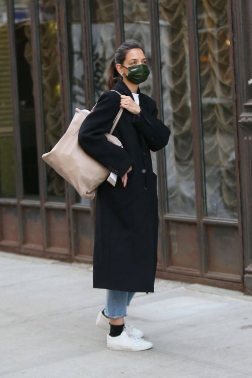 Katie Holmes in a Face Mask and Long Coat Out and About in New York 02/10/2021 5