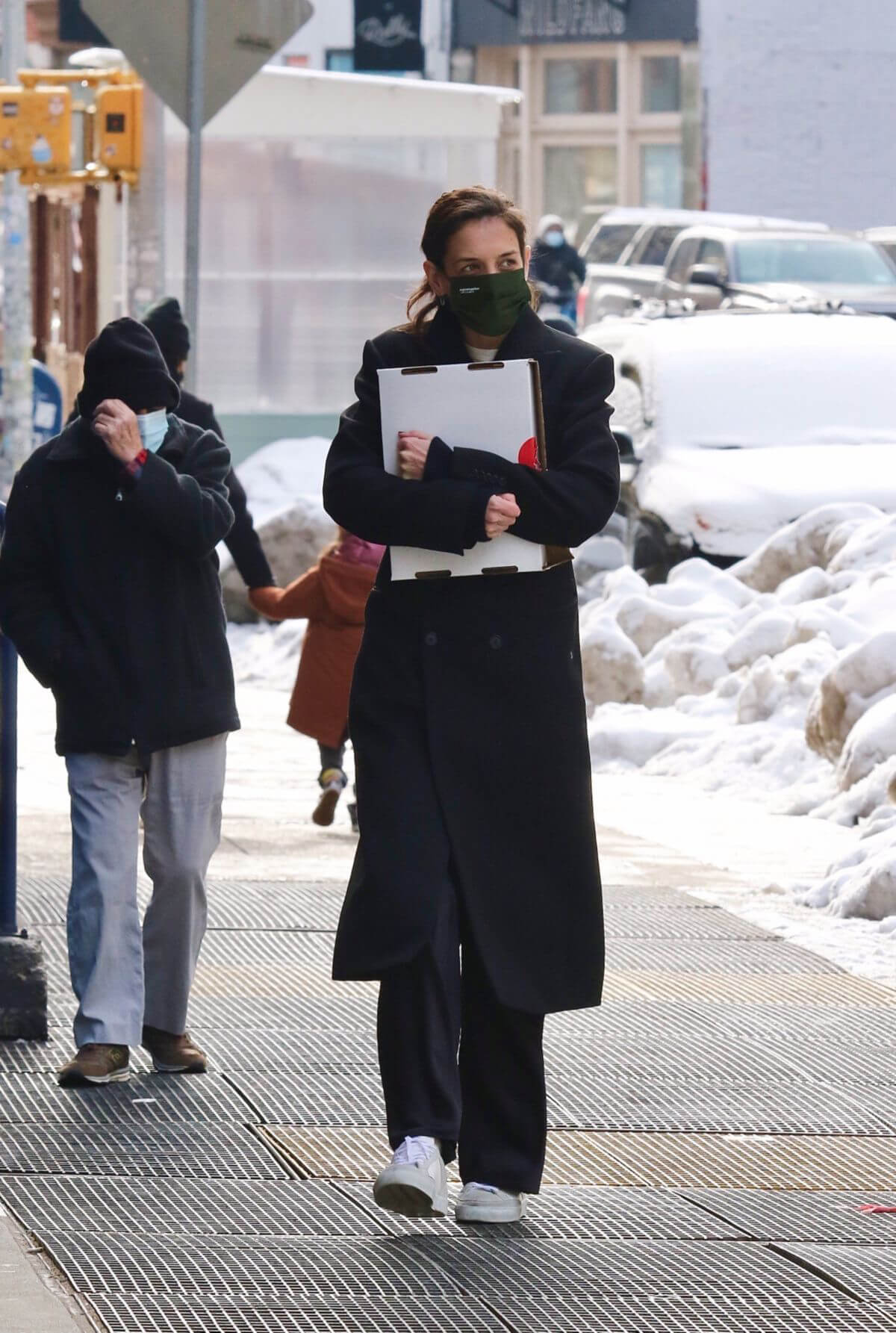 Katie Holmes in Black Over Coat Out for Lunch in New York 02/11/2021