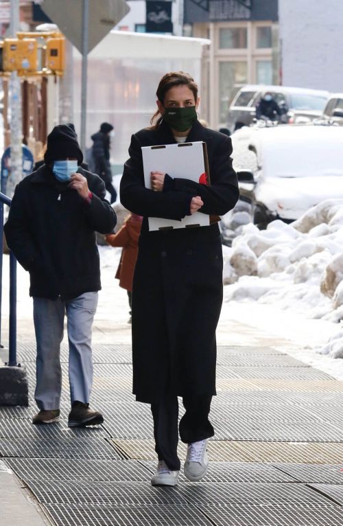 Katie Holmes in Black Over Coat Out for Lunch in New York 02/11/2021