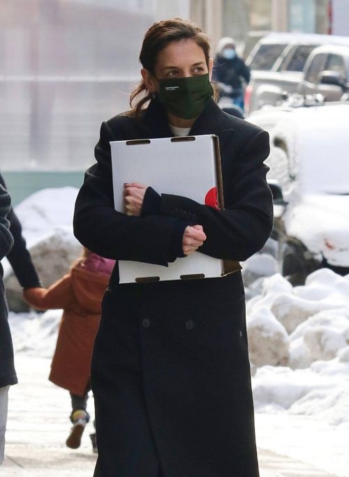 Katie Holmes in Black Over Coat Out for Lunch in New York 02/11/2021