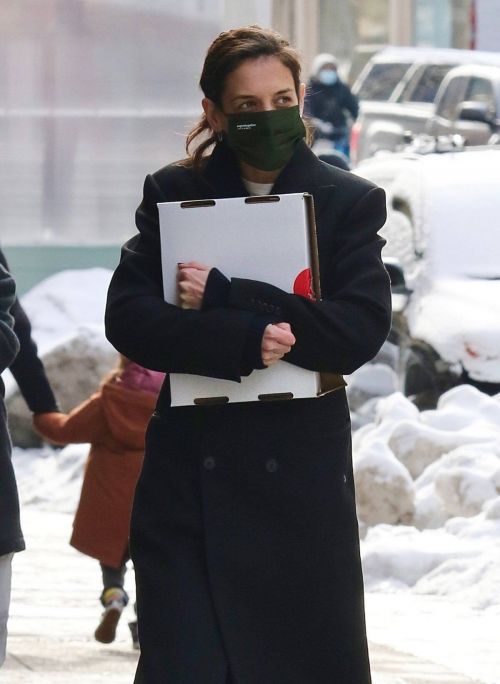 Katie Holmes in Black Over Coat Out for Lunch in New York 02/11/2021 2