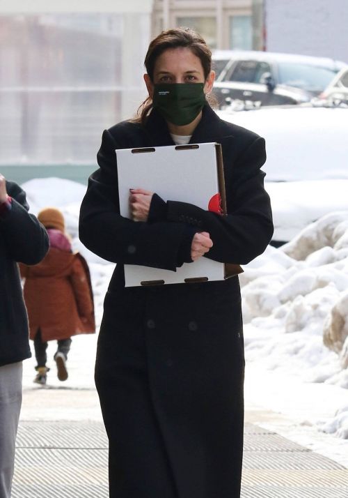 Katie Holmes in Black Over Coat Out for Lunch in New York 02/11/2021 3